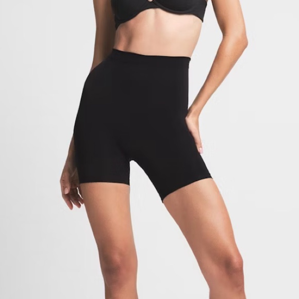 SKIMS Seamless Sculpt Mid Thigh Shorts Shapewear Brand New